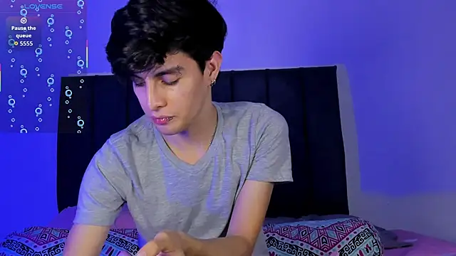 Snapshot of axxxel_twink chatting on April 28, 2:21 am axxxel twink online show from April 28, 2:21 am