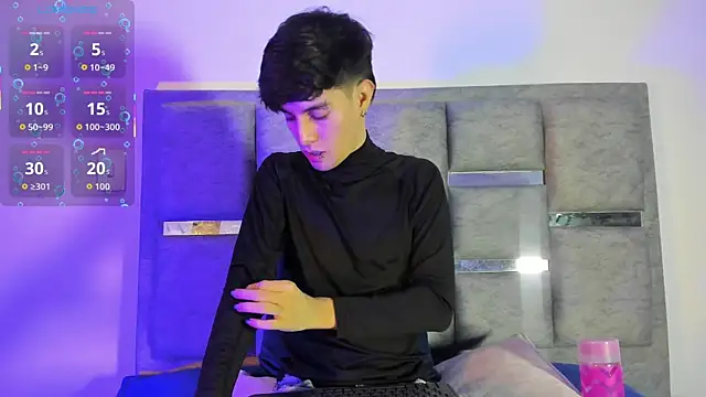Snapshot of axxxel_twink chatting on May 4, 2:29 am axxxel twink online show from May 4, 2:29 am