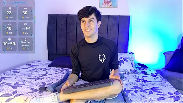 Snapshot of axxxel_twink chatting on June 4, 3:34 am axxxel twink online show from June 4, 3:34 am