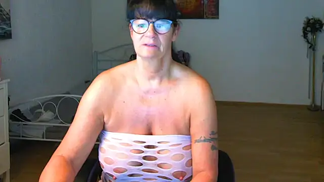 Snapshot of Sylly chatting on June 3, 5:43 am Sylly online show from June 3, 5:43 am