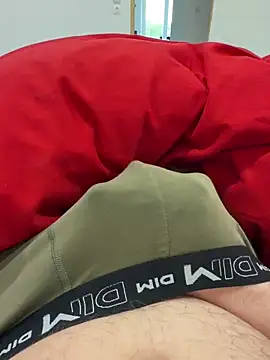 Snapshot of petitsexe52 chatting on March 6, 8:11 am petitsexe52 online show from March 6, 8:11 am