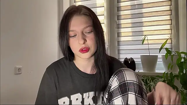 Sarahsolara online show from February 19, 2:35 pm