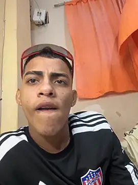 Snapshot of dominick_fran chatting on February 24, 4:32 am dominick fran online show from February 24, 4:32 am