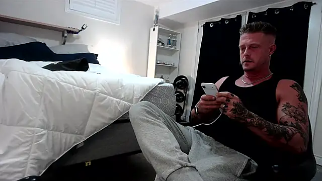 HotnCole online show from April 5, 3:04 am