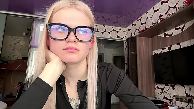 EugeniePostemski online show from February 11, 11:15 am