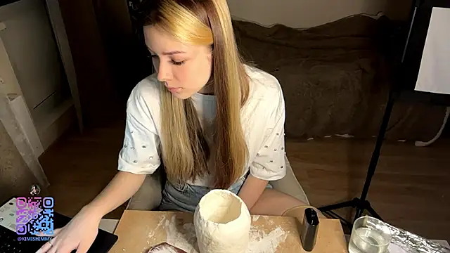 Kimi Luckman online show from February 9, 2:43 pm