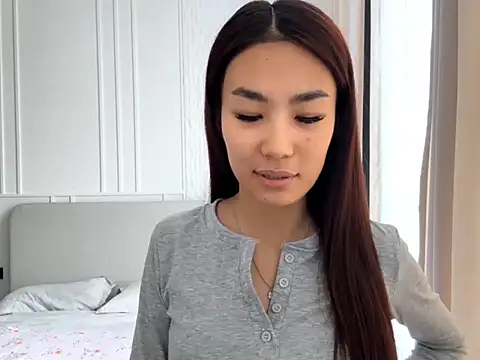 Snapshot of ElenorSaggese chatting on February 17, 6:10 am ElenorSaggese online show from February 17, 6:10 am