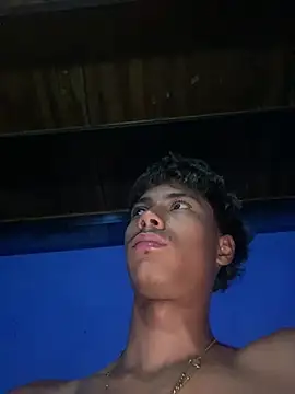 Snapshot of Adan21_cm chatting on March 13, 5:03 am Adan21 cm online show from March 13, 5:03 am