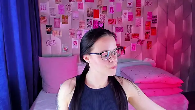 Snapshot of Alanna_Pow chatting on April 19, 3:06 am Alanna Pow online show from April 19, 3:06 am