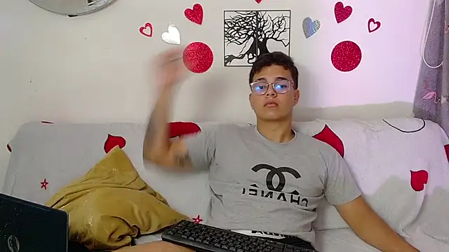 Snapshot of zilong_love20 chatting on February 15, 10:28 pm zilong love20 online show from February 15, 10:28 pm