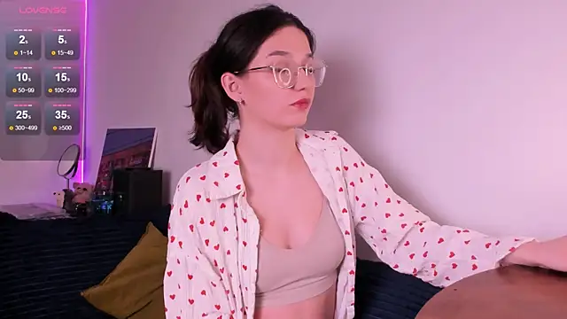 miabellee  online show from April 30, 7:31 pm