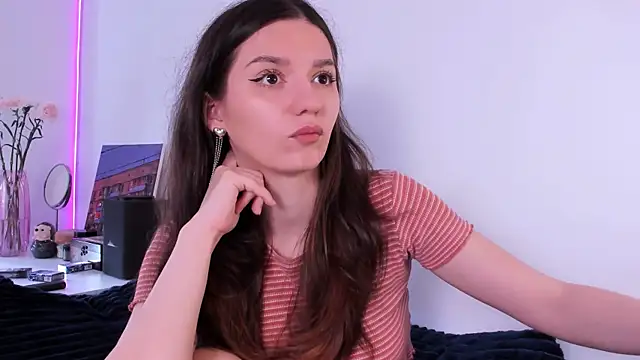 miabellee  online show from May 18, 7:03 am