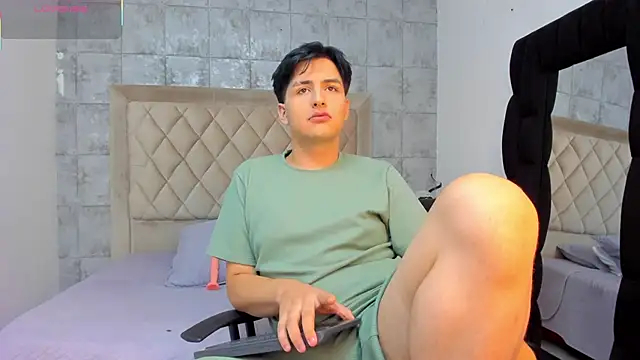 noahWolff  online show from February 6, 4:50 am