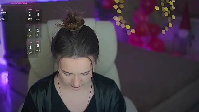 OliviaMoore  online show from February 17, 6:43 am