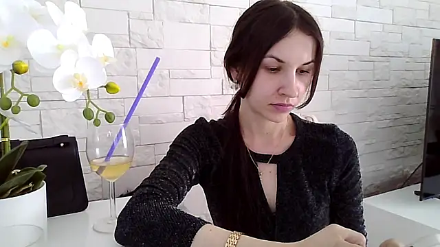 JuliaLovely online show from June 8, 2:39 pm