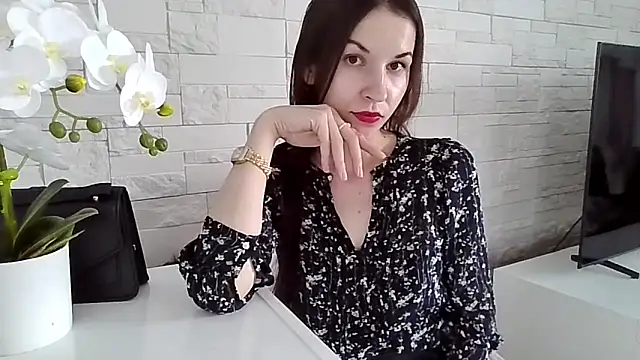 JuliaLovely online show from June 11, 2:04 pm