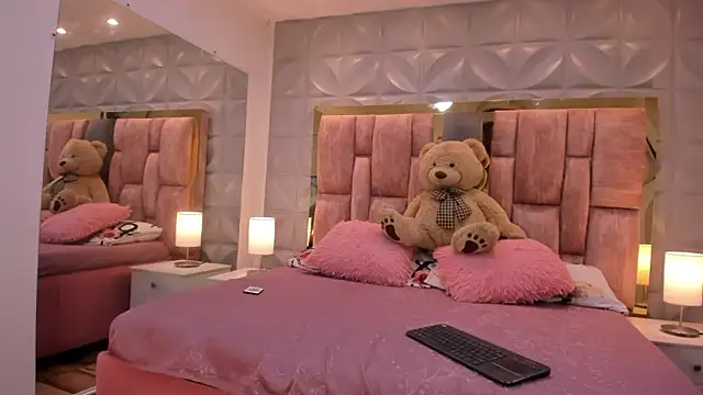 Paris Velvet online show from March 2, 11:22 pm