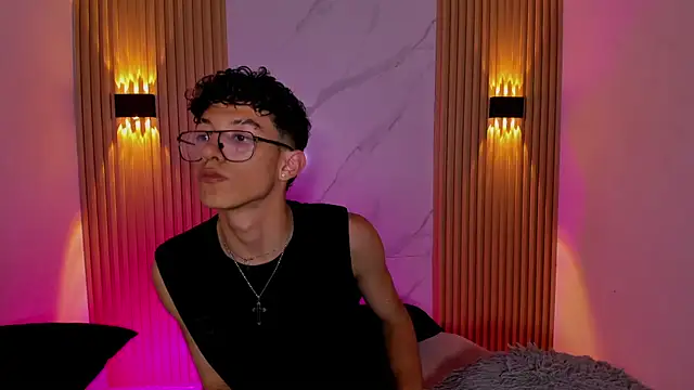 Christopher Hunter online show from February 13, 8:05 pm