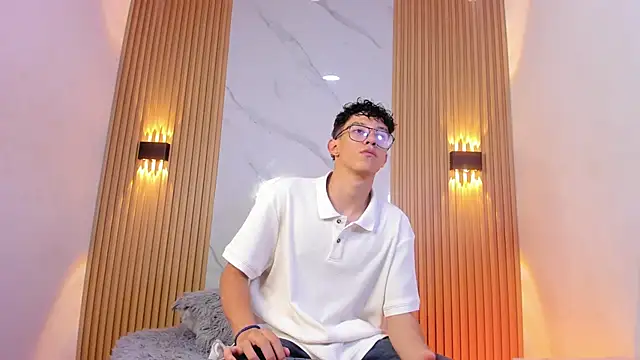 Christopher Hunter online show from March 12, 8:15 pm