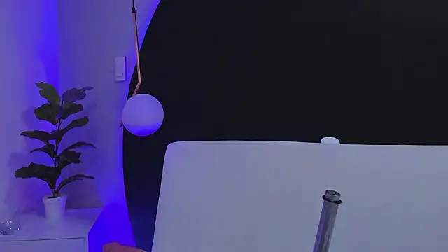 lunamiller 01 online show from March 18, 6:05 am