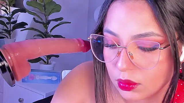 lunamiller 01 online show from July 1, 12:18 pm