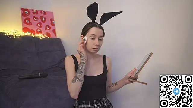  Starry Eyes  online show from February 5, 9:47 am