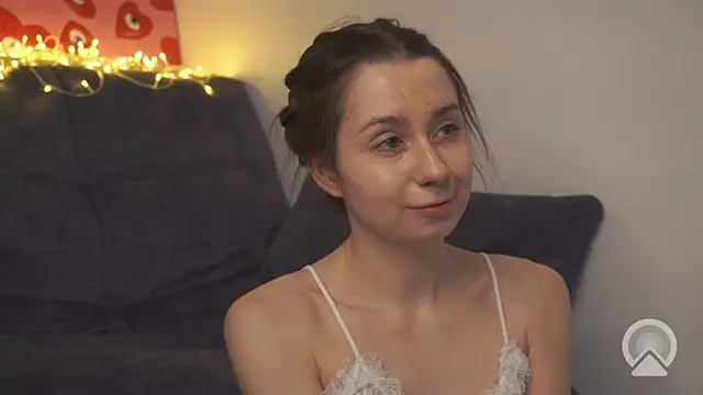  Starry Eyes  online show from February 7, 6:17 am