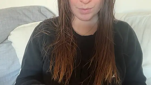 Snapshot of Lucyschickt chatting on April 22, 5:25 pm Lucyschickt online show from April 22, 5:25 pm