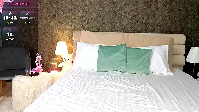 AuraM00n online show from March 24, 6:57 pm