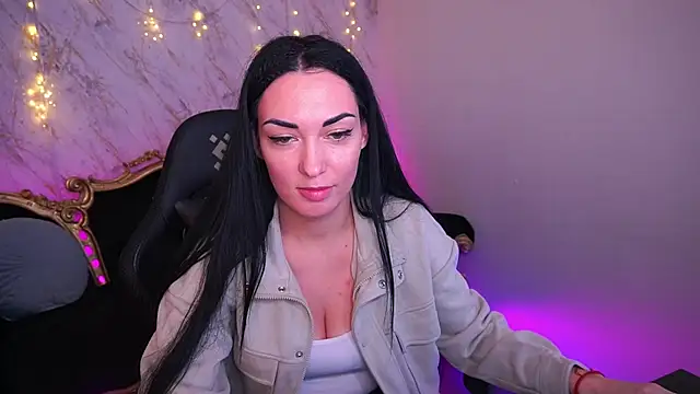 Effie luvv online show from February 6, 7:45 am