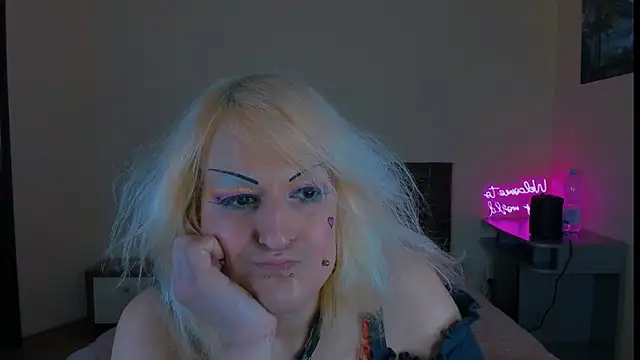 Snapshot of hannah_kitty_punk chatting on April 11, 9:35 am hannah kitty punk online show from April 11, 9:35 am