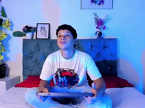 AlexDuMontt online show from February 3, 8:03 pm