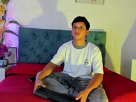 AlexDuMontt online show from February 6, 7:28 pm