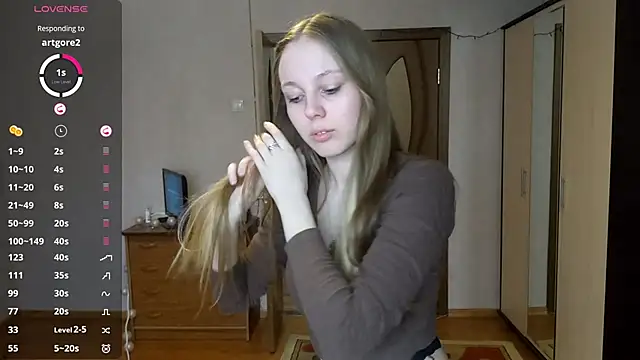 Snapshot of LonaLaban chatting on February 9, 7:12 am LonaLaban online show from February 9, 7:12 am