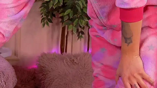 CrystalRedd online show from February 11, 5:45 am