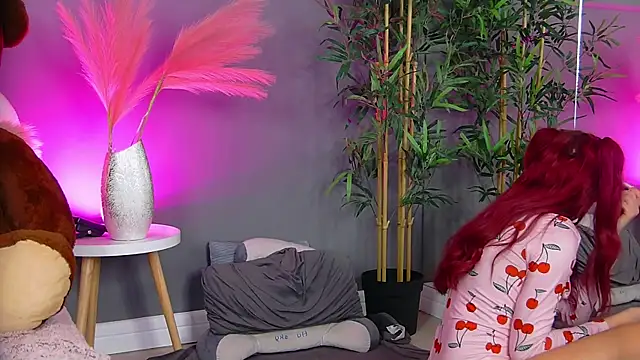 Snapshot of CrystalRedd chatting on April 3, 4:32 am CrystalRedd online show from April 3, 4:32 am