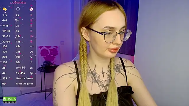 AdeLuna online show from April 29, 9:32 pm