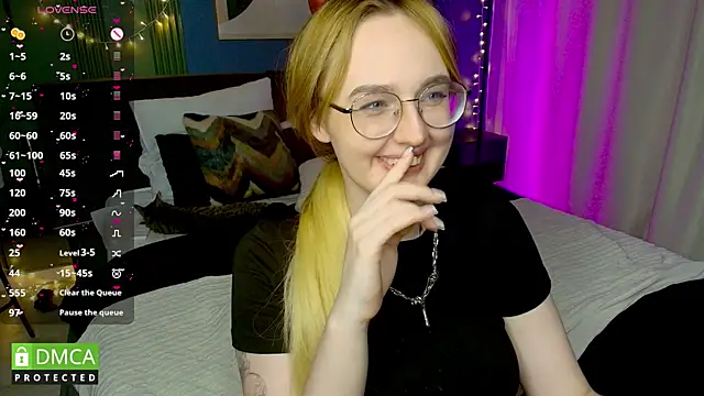 AdeLuna online show from May 25, 9:21 pm
