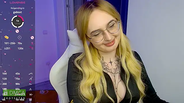 AdeLuna online show from May 28, 9:45 pm