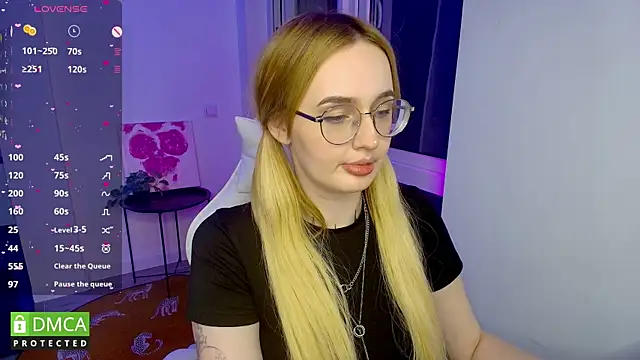 AdeLuna online show from May 30, 9:45 pm