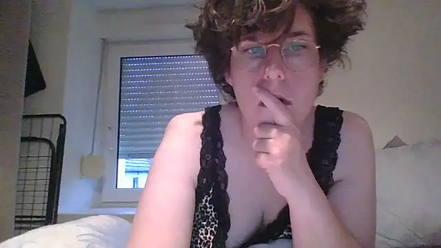 Snapshot of OIseauNoir88 chatting on March 30, 6:03 am OIseauNoir88 online show from March 30, 6:03 am