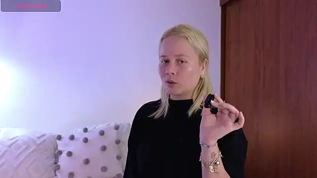 Snapshot of zoee__sweet chatting on April 13, 10:59 pm zoee sweet online show from April 13, 10:59 pm