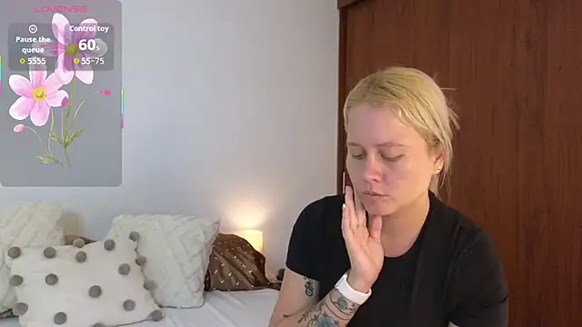 Snapshot of zoee__sweet chatting on April 14, 9:21 pm zoee sweet online show from April 14, 9:21 pm