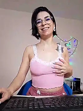 Snapshot of emacandy chatting on April 1, 5:41 am emacandy online show from April 1, 5:41 am