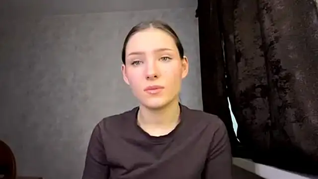 Snapshot of FoxieFlare chatting on February 12, 12:27 am FoxieFlare online show from February 12, 12:27 am