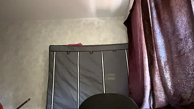 Snapshot of FoxieFlare chatting on March 25, 5:24 am FoxieFlare online show from March 25, 5:24 am