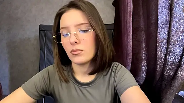 Snapshot of FoxieFlare chatting on March 31, 5:41 am FoxieFlare online show from March 31, 5:41 am