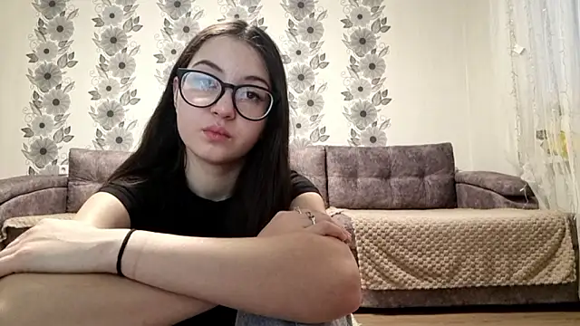 ZyntraLoom online show from February 8, 1:25 pm