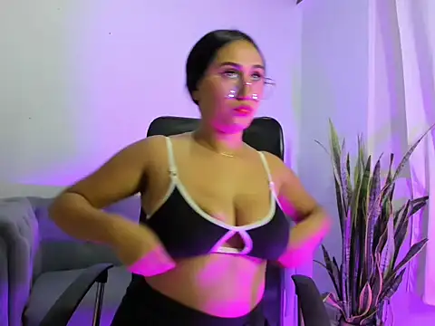 Snapshot of camila_wood chatting on March 12, 11:33 pm camila wood online show from March 12, 11:33 pm