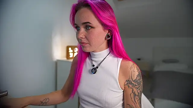 Snapshot of Sarah_Pink chatting on September 27, 6:35 pm Sarah Pink online show from September 27, 6:35 pm